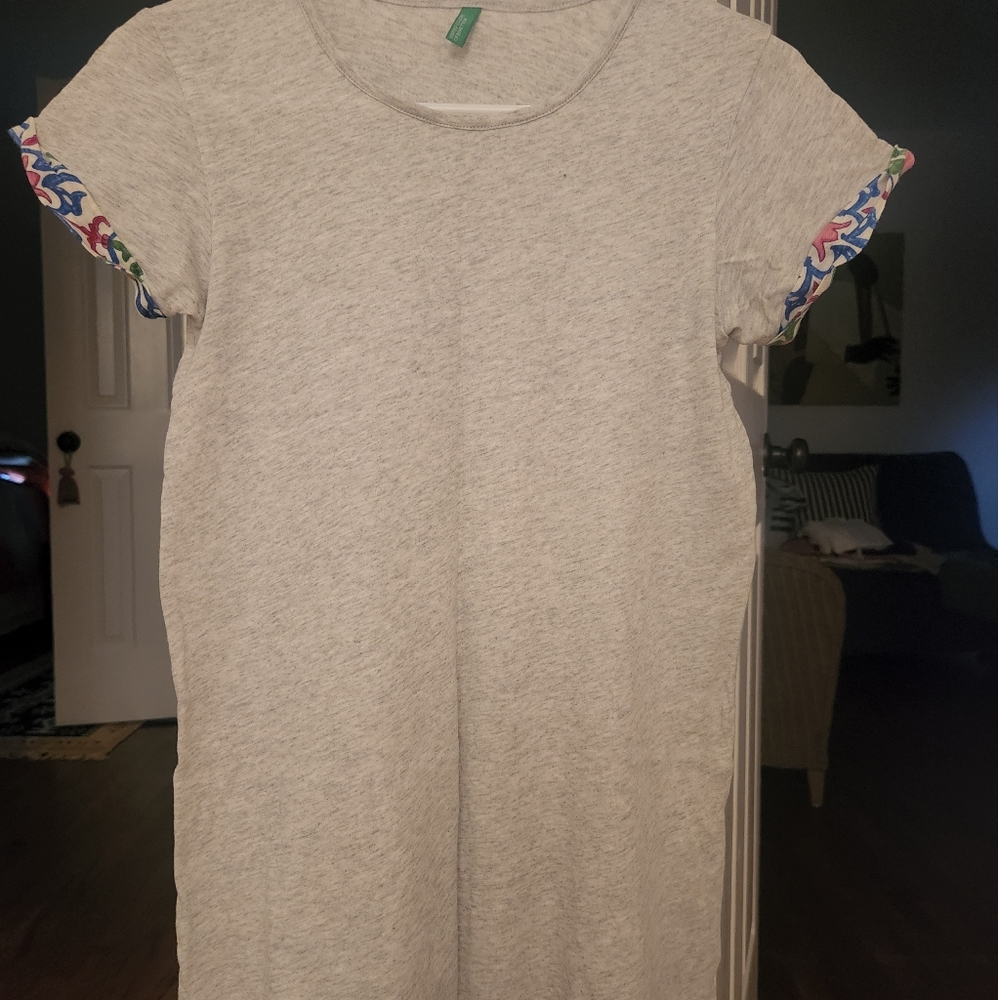 Benetton girl's long, grey t-shirt
